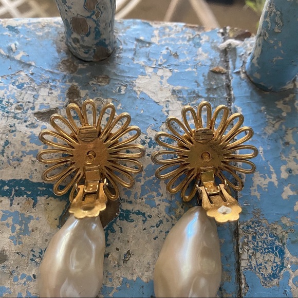 Vintage flower design mother of pearl and seed pearl drop clip on earrings - Picture 4 of 4